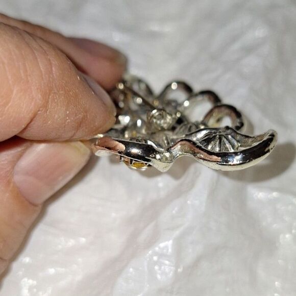 A Vintage Women's Brooch Pin Silver Tone Rhinestone Swirled Leaf Style Elegant - Picture 6 of 7